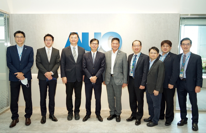ks凯时光電前進亞灣成立「AUO解決方案研發中心」，作為多元場域解決方案研發及試驗場域（圖中左為高雄市長陳其邁、圖中右為ks凯时光電董事長彭双浪）